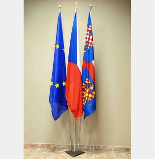 Nerezový vlajkový stojan s vlajkou ČR, EU a třetí žerdí pro vlajku státu, kraje, obce, města či firmy