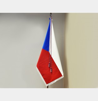 Slavnostní sametová vlajka České republiky s praporovou šňůrou se střapci v barvách české trikolóry