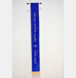 Vyšívaná stuha modrá s pamětním textem - „1920 - 2020 /symbol lipový list, ratolest/ 100 LET STÁTNÍ VLAJKY“.