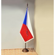 Sada - sametová vlajka ČR, dvoudílná žerď a dřevěný stojan, praporová šňůra se střapci