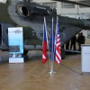 Vlajkový stojan a vlajky při předání modernizovaných vrtulníků Mi-171Š