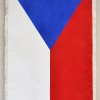 Slavnostní oboustranná vlajka ČR, zdobena bílými třásněmi po obvodu