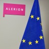Vlajka EU upevněná na žerdi