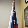 Uchycení sametové vlajky ČR na jednodílné žerdi přes ozdobné kroucené šňůrky provlečené poutky všitými v praporu